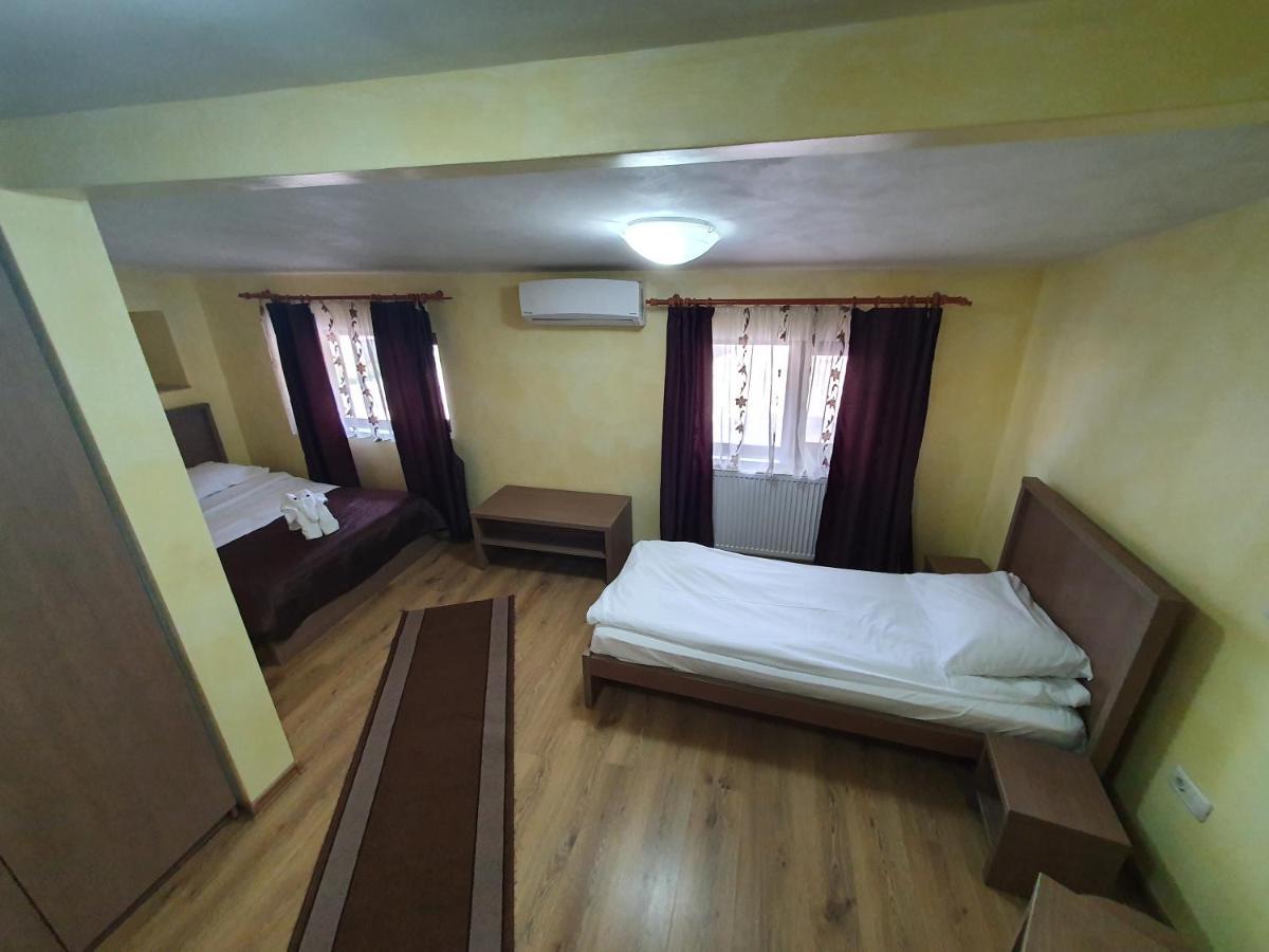Efm Motel Брезой Экстерьер фото