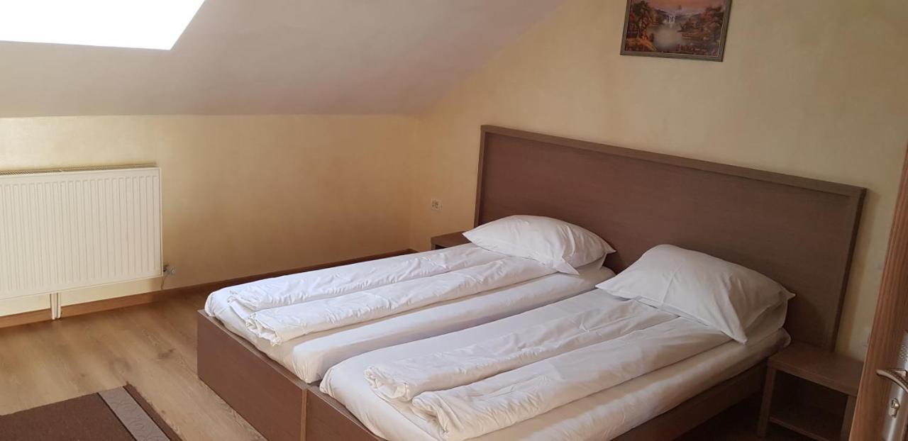 Efm Motel Брезой Экстерьер фото