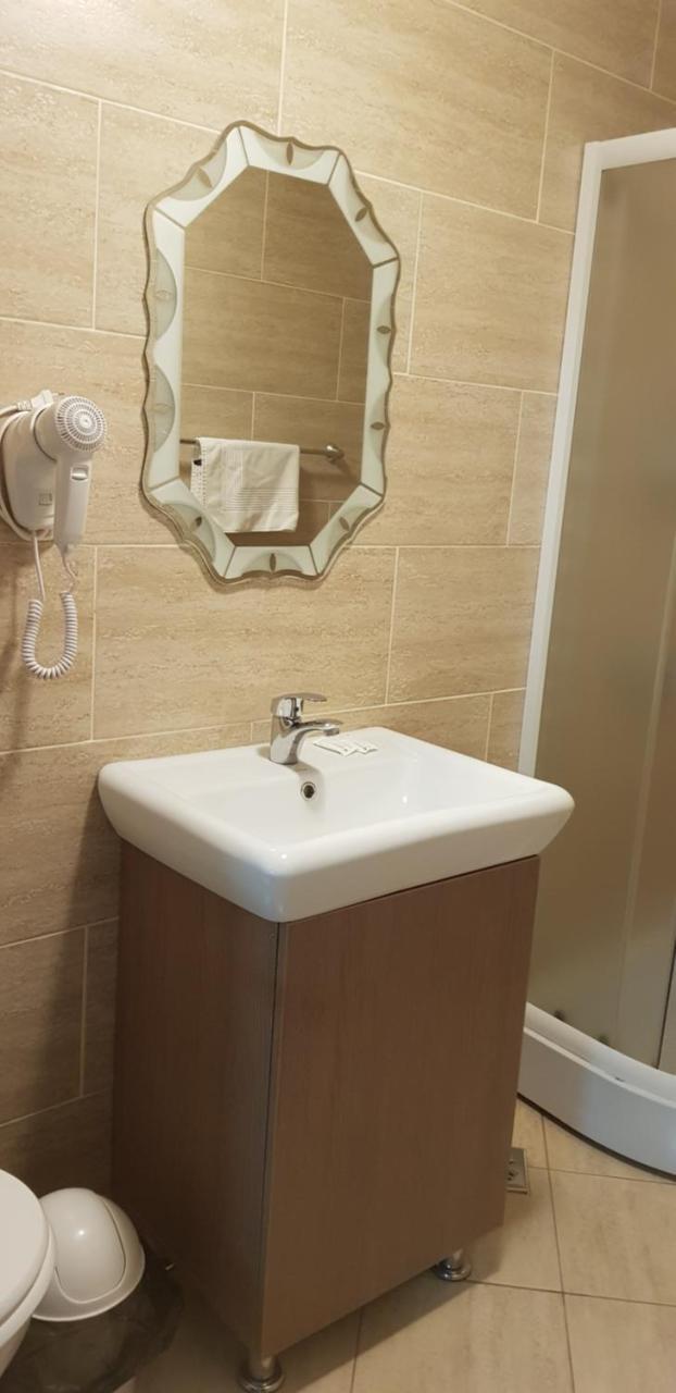 Efm Motel Брезой Экстерьер фото