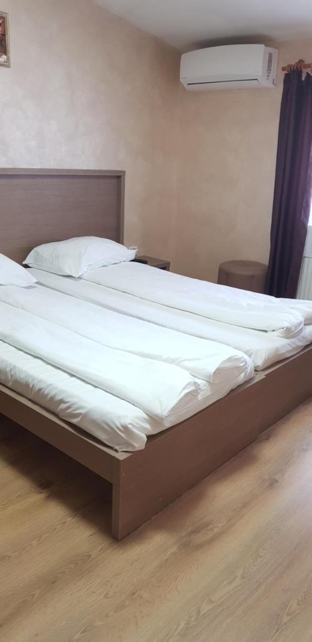 Efm Motel Брезой Экстерьер фото