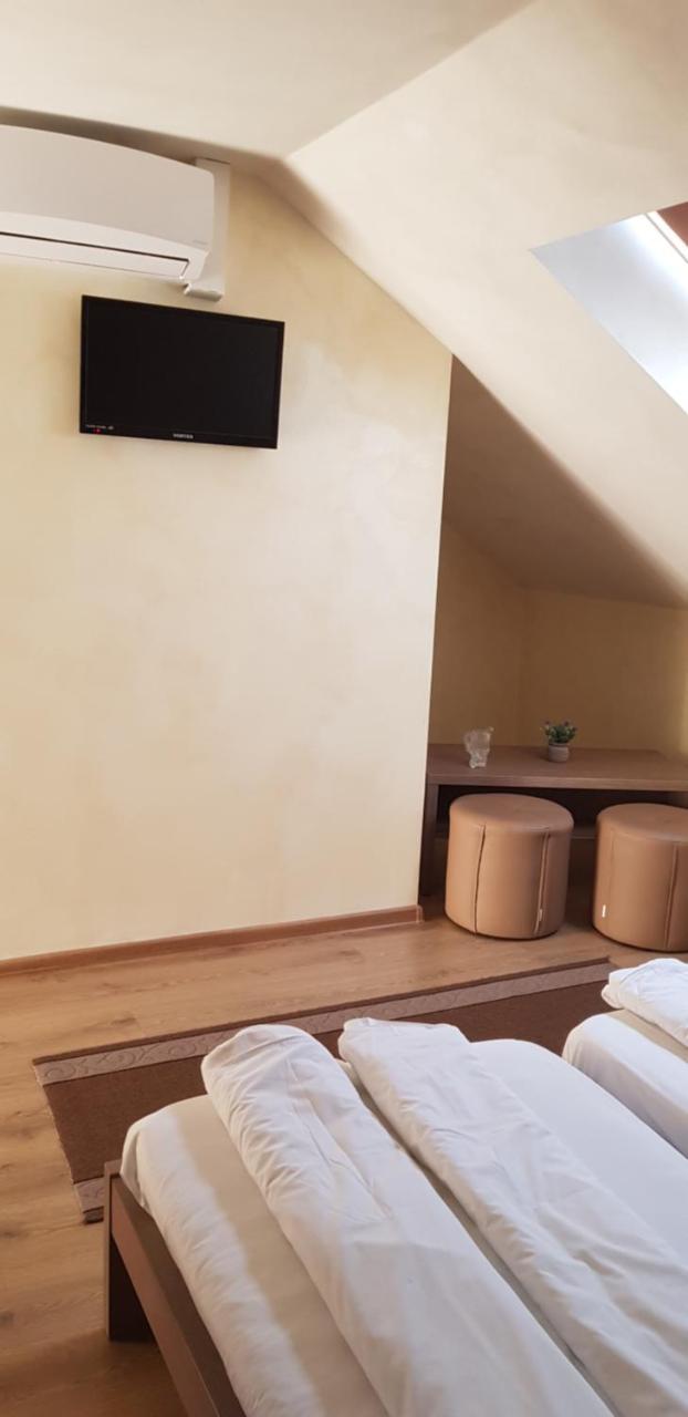 Efm Motel Брезой Экстерьер фото