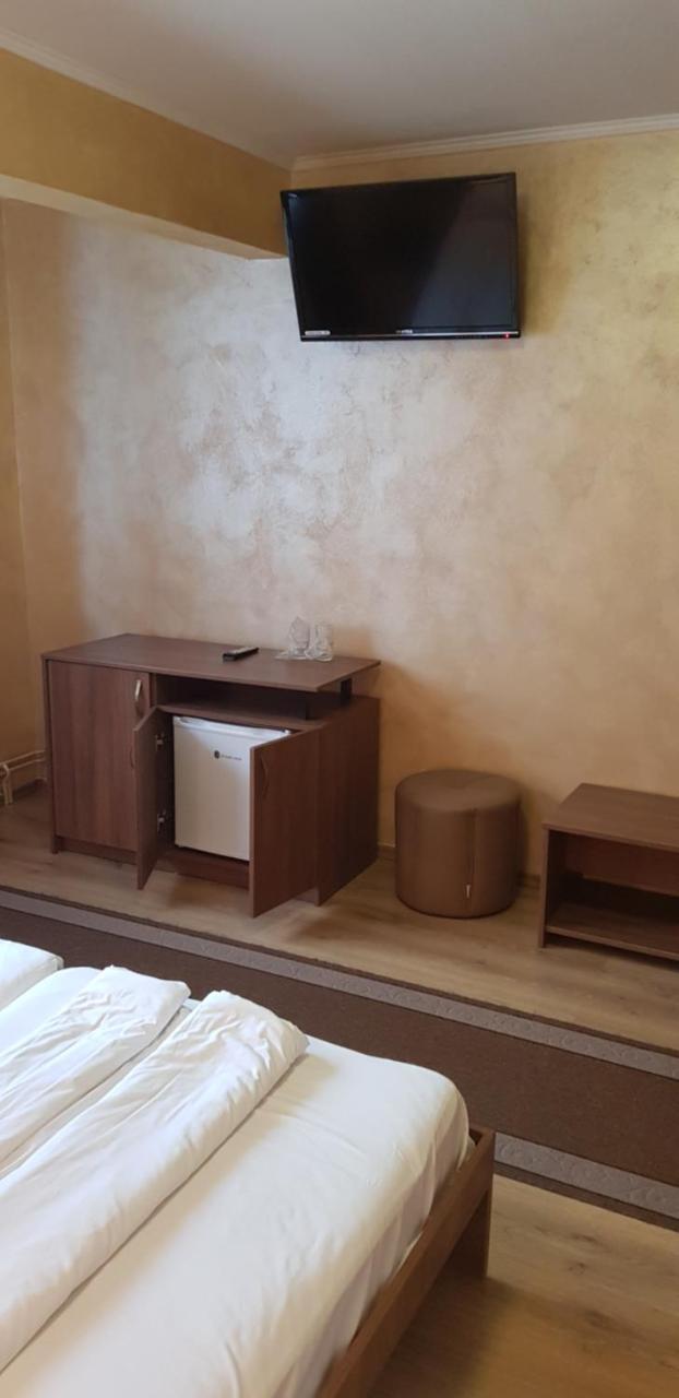 Efm Motel Брезой Экстерьер фото