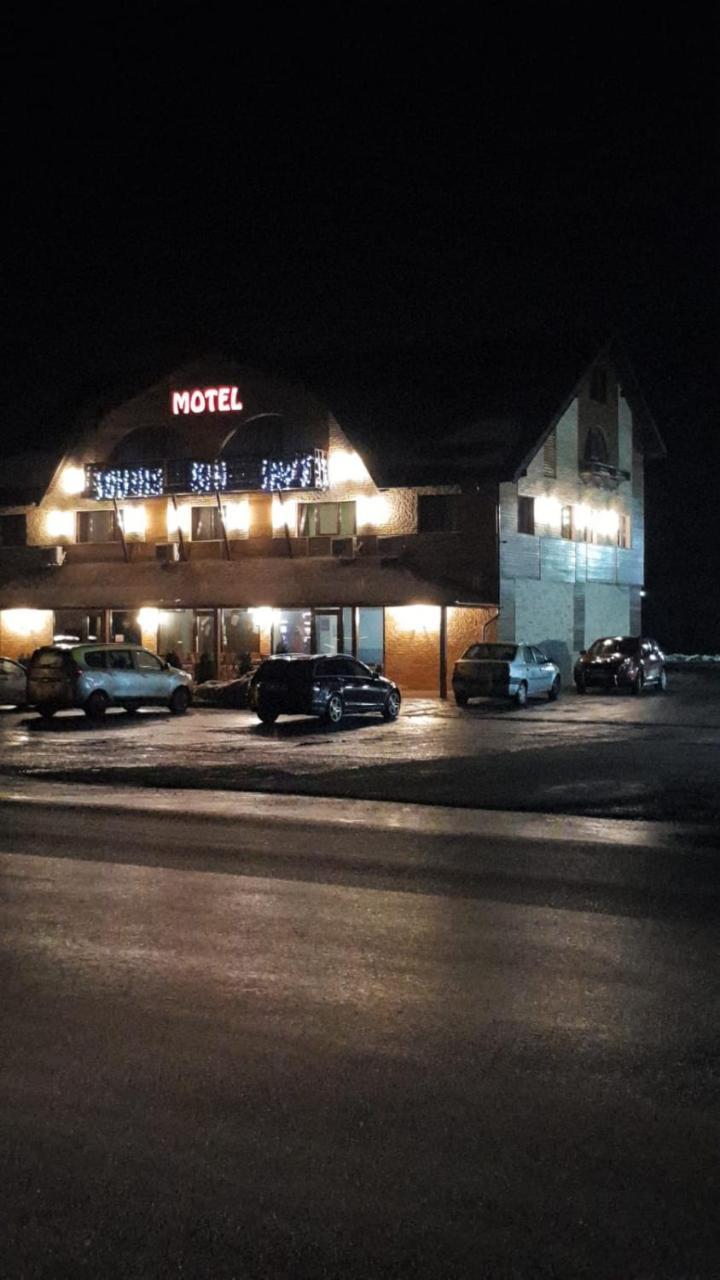 Efm Motel Брезой Экстерьер фото