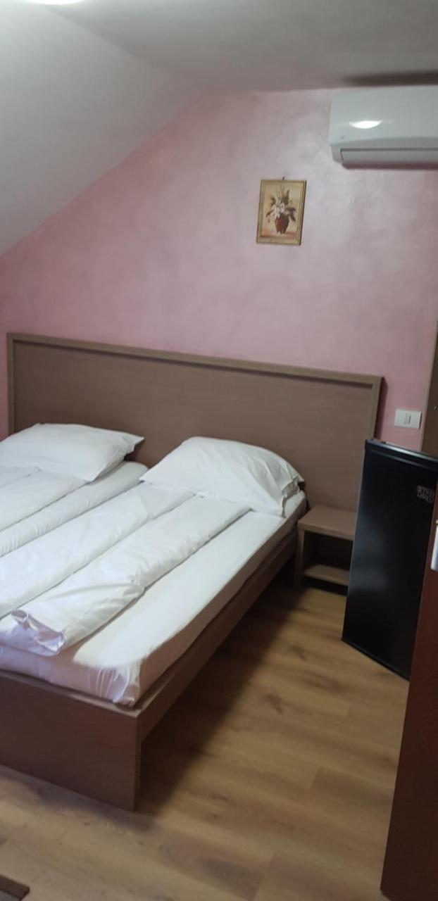 Efm Motel Брезой Экстерьер фото