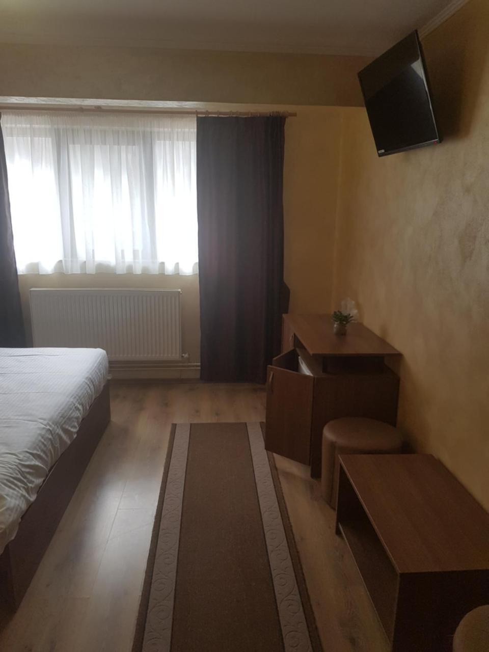 Efm Motel Брезой Экстерьер фото