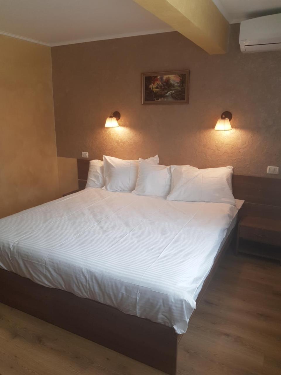 Efm Motel Брезой Экстерьер фото