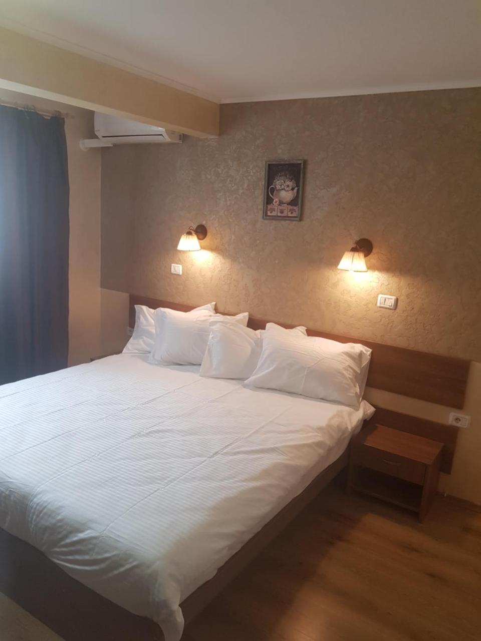 Efm Motel Брезой Экстерьер фото
